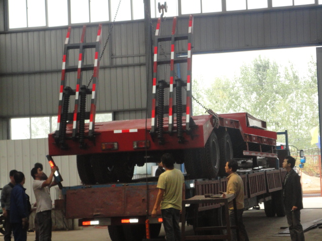 正在裝車(chē)運(yùn)輸?shù)陌霋燔?chē)