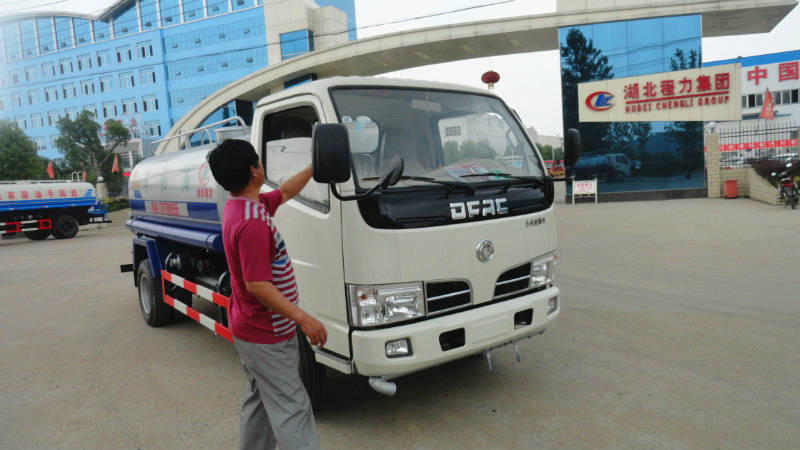 正在給5噸<a href=http://m.yhqlc.com/ssc target=_blank class=infotextkey>灑水車</a>做出廠前準備