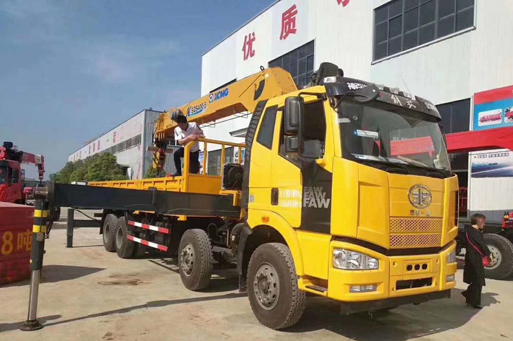 程力16噸J6前四后八解放隨車(chē)吊圖片1